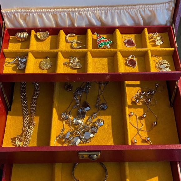 Elegant Red Jewelry Box. Vintage 1960’s - Picture 6 of 16